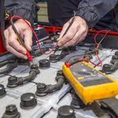 SỬ DỤNG XE NÂNG ĐIỆN - BÌNH ẮC QUY ĐÚNG QUY CÁCH